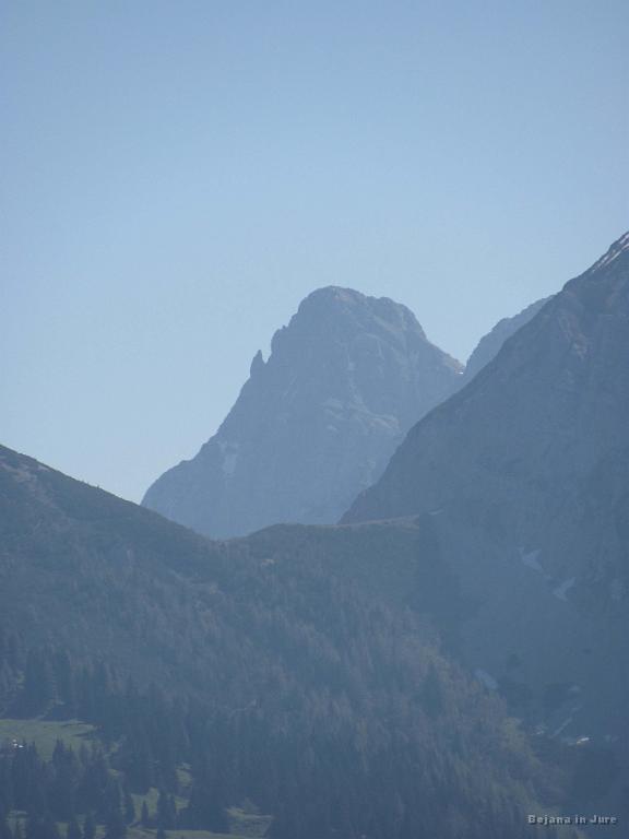 Slika_11.jpg - Baba je med Bledom in Boh. Bistrico. Kaj je pa to? Zob je kar izrazit. Drugače pa je to kucelj s prejšnje slike ravno med 3. in 4. zajlo (ali pa žico) gledano z leve proti desni.
