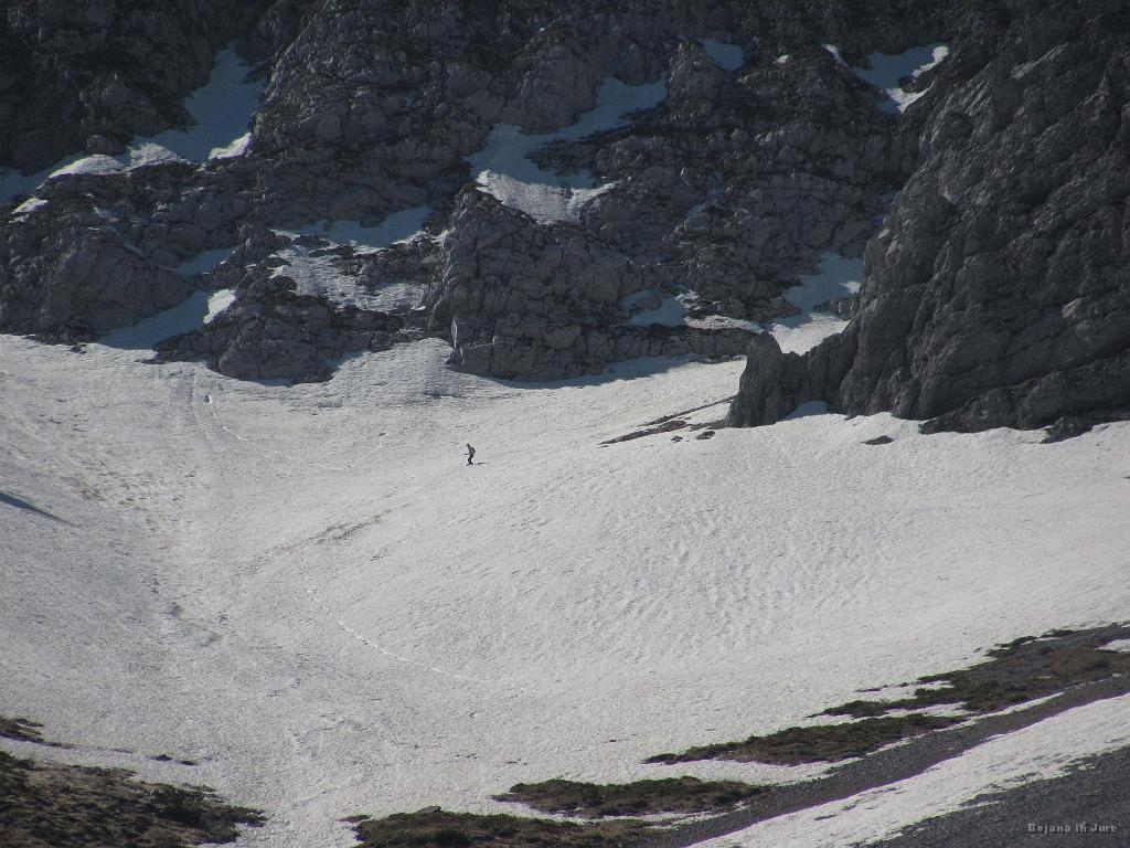 Slika_12.jpg - Po omenjeni grapi se eden spušča.