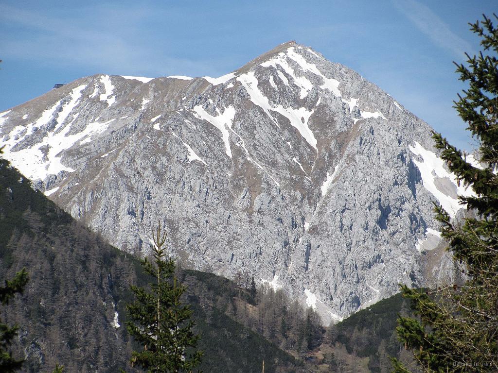 Slika_21.jpg - Levo Prešernova koča na Stolu in desno vrh najvišjega kucla v Karavankah.