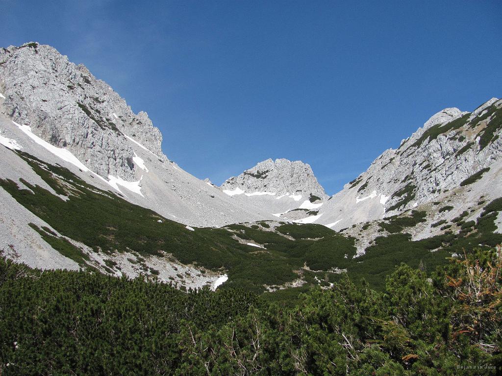 Slika_26.jpg - Levo pobočje Vrtače (2181 m), v centru je Zelenjak (2024 m) in levo Palec (2026 m). Sicer pa je to Suho ruševje, kamor nas vodijo nemarkirane potke in možici.