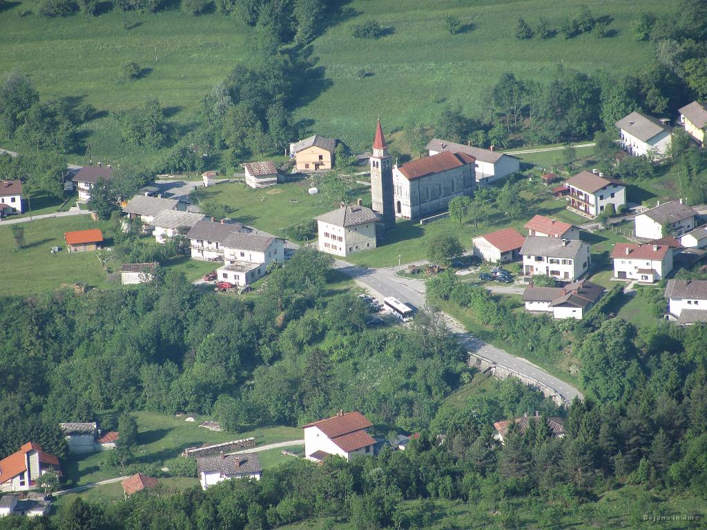 Slika_17.JPG - Pogled proti parkirišču pri cerkvi v Breginju.