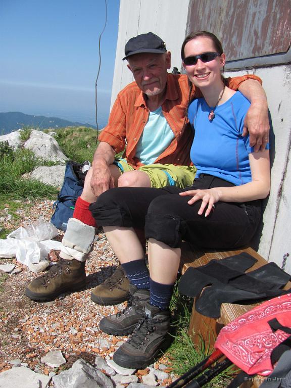 Slika_25.JPG - Na vrhu srečava izredno prijetnega gospoda Tomaža Kočarja iz Ljubljane, ki pa ima svoje korenine v vaseh pod K. Stolom. Njegove prigode, zgodbe in spomini so nama izredno polepšali uro na vrhu. Tomaž, hvala, vaše knjige pa že poiščeva in prebereva.