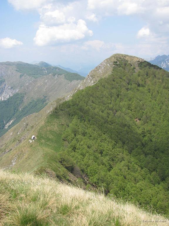 Slika_47.JPG - Pogled z Malega Musca proti Velikem Muscu z vidnim bivakom.