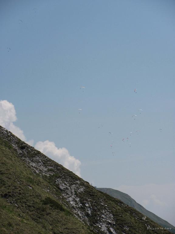 Slika_54.JPG - "Jata" padalcev nad Stolom.