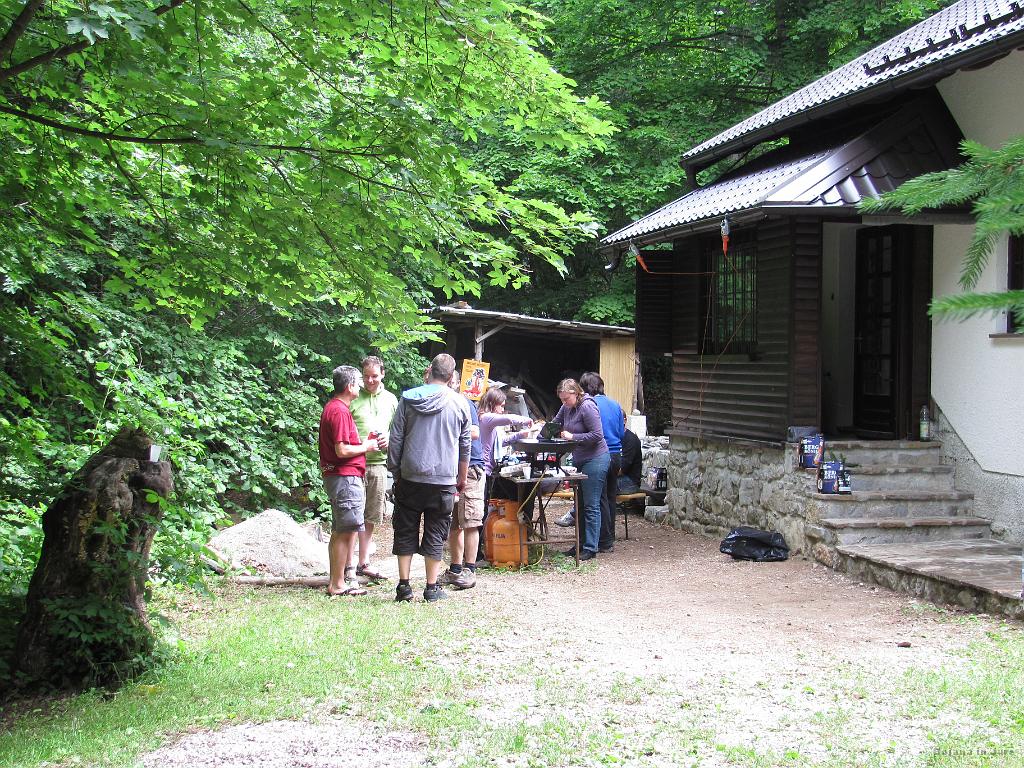 Slika_03.jpg - ...kjer so se prijatelji zbrali že prejšnji večer.
