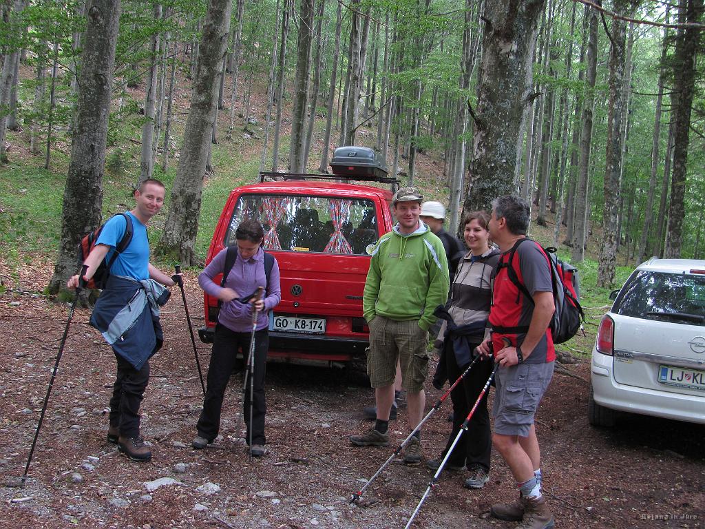 Slika_05.jpg - Del ekipe za osvojitev Snežnika. Z desne: Pipi, Ana, Smeško, Viki, Simona in jest. B pa slika.
