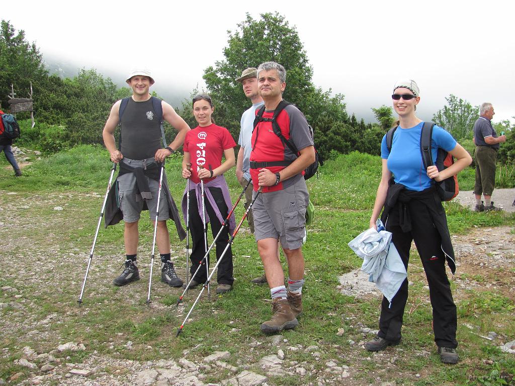 Slika_06.jpg - Na čistini, kjer sem se odločil, da nadaljujem pot. Z leve: Smeško, Simona, Viki, Pipi in Bojana.