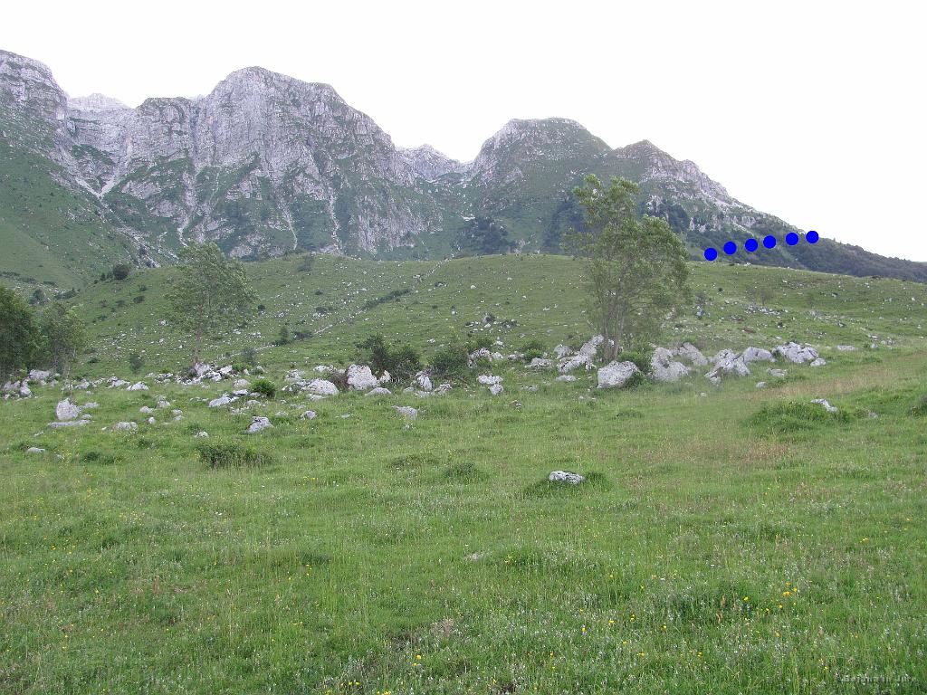 Slika_05.jpg - Smer v desno, pike pa nakazujejo smer potido pl. Sleme.
