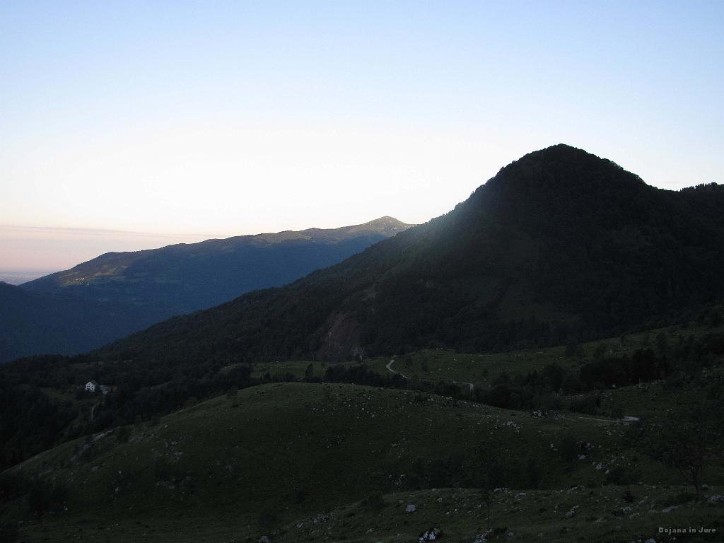 Slika_06.jpg - Matajur (špica vozadju) v jutranjem soncu.