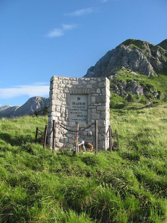 Slika_13.jpg - Spomenik hrabrim partizanom Tolminske čete in Gregorčičeve brigade.