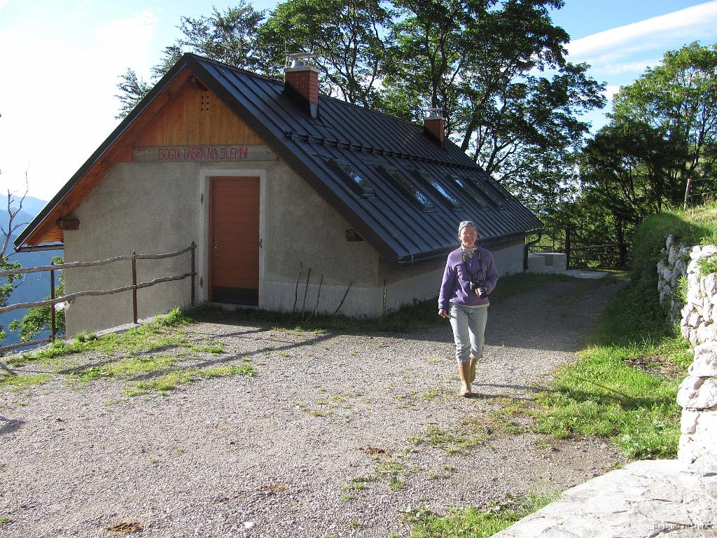Slika_15.jpg - Sestra Tina prispe z jutranje paše. No, krave je gnala na pašo :)