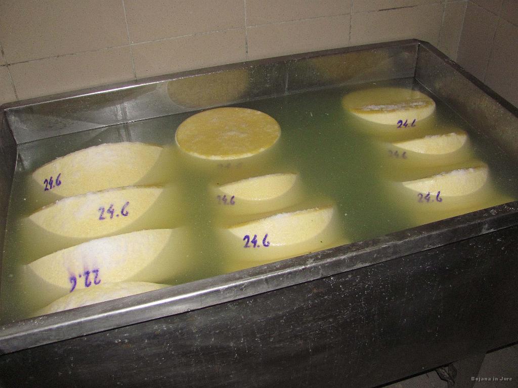 Slika_20.jpg - Koluti sira v solnici.