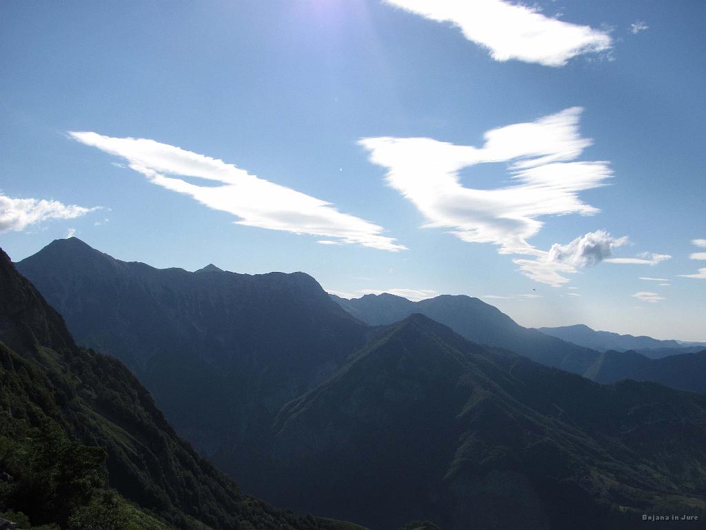 Slika_31.jpg - Pogled na delno prehojeno hribovje nad izvirom Tolminke.