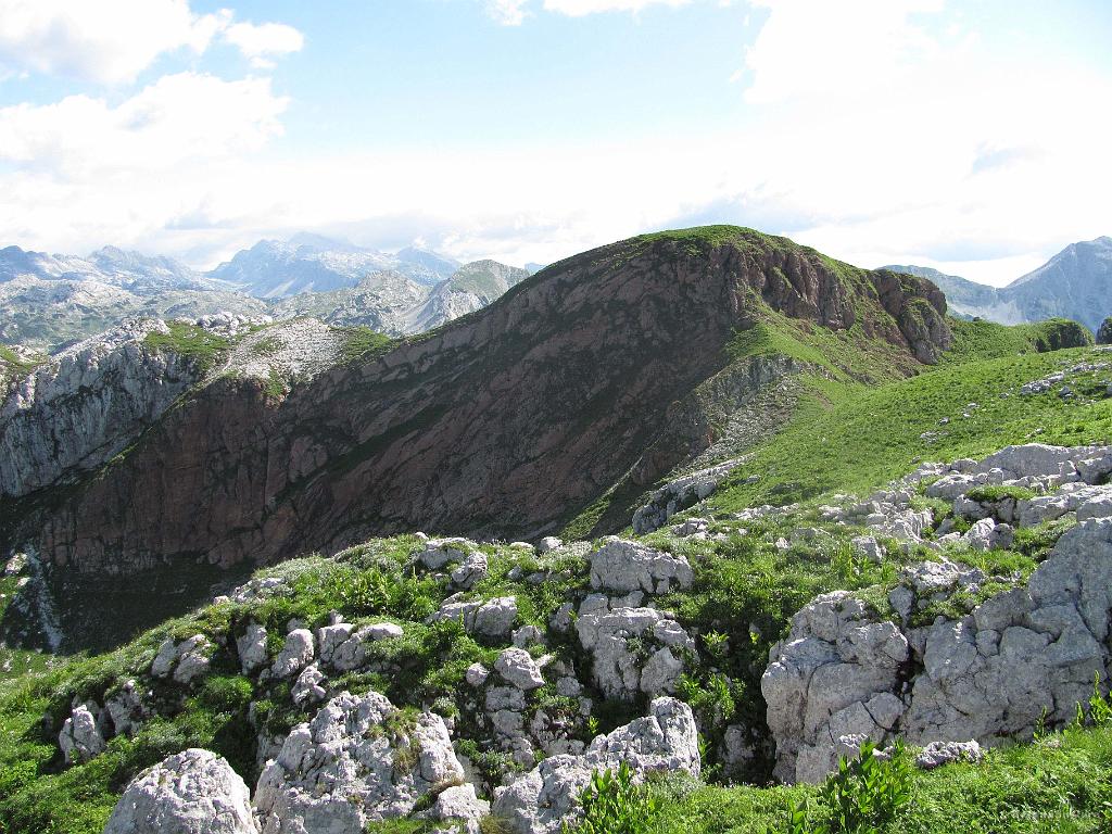 Slika_43.jpg - Pogled z vrha Velikega Stadorja (1903 m) proti Rdečemu robu (1913 m).