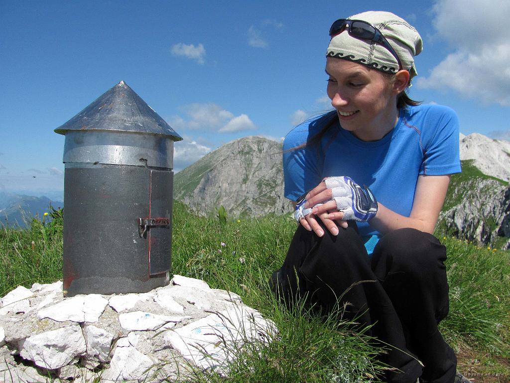Slika_49.jpg - Maketa Aljaževega stolpa na vrhu Rdečega roba, Krn in Bojana. Od tu sva videla, da lahko pot nadaljujeva v smeri Škofiča, kako bova pa prišla na markirano pot do jezerca bova pa kasneje razmišljala.