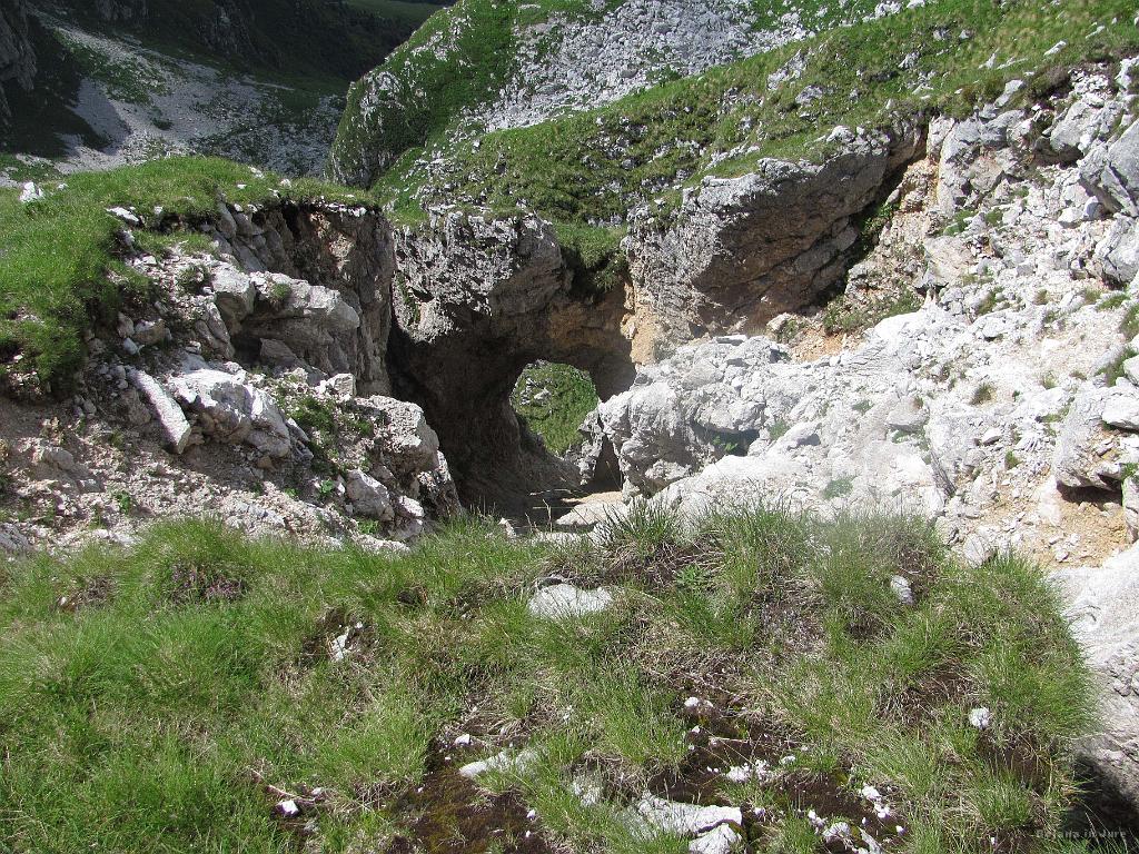 Slika_59.jpg - Na poti je naravno okno.