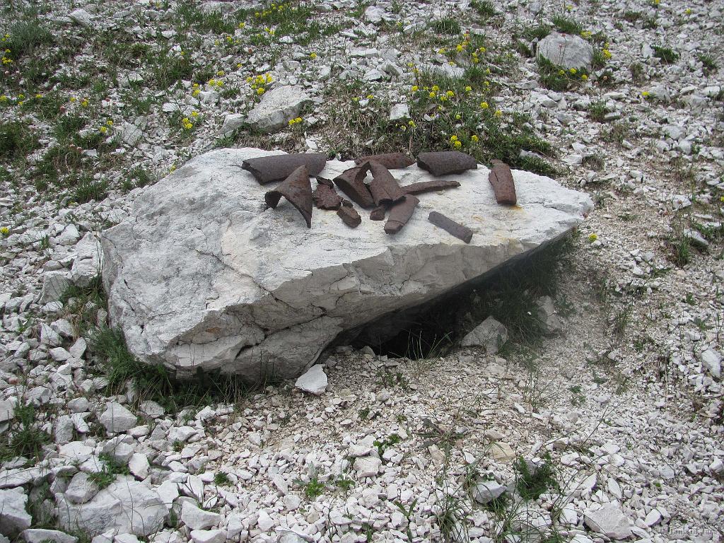Slika_65.jpg - Še en opomin ob poti, ki kaže na človeško neumnost.