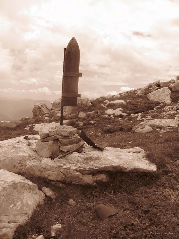 Slika_70.jpg - Batognica je 2164 metrov visoka gora nad reko Sočo v bližini Krna. Sam vrh je bil med soško fronto prizorišče nenehnih spopadov med avsto-ogrsko in italijansko vojsko. Najhujši boji so na Batognici potekali 21. julija 1915, ko so Italijani Avstrijce potisnili na vzhodno tretjino planote. Italijani so tako zasedali zahodni in osrednji del planote Batognice, Avstrijci pa vzhodni del. Med seboj sta bili vojski oddaljeni samo 85 metrov. Obe vojski sta se močno utrdili, delali sta obsežne sisteme kavern in drugih rovov, v katerih so vojaki nato preživeli dve leti. Linija se v tem času ni nikamor premaknila, zato so Italijani pod avstrijske položaje skopali rov, v katerega so namestili razstrelivo. Avstrijci, ki so z enako namero želeli presenetiti Italijane, so po naključju odkrili italijanski rov, iz njega previdno pobrali vse razstrelivo in z njim pozneje vrgli v zrak italijanske položaje. Še danes so na Batognici vidni veliki kraterji, ki so nastali nastali ob eksploziji. Vir: Wikipedia