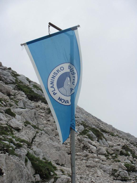 Slika_87.jpg - Počitek pri zavetišču pod vrhom Krna, kjer je pivo sedlo kot že dolgo ne. Kljub vetru in mrazu.