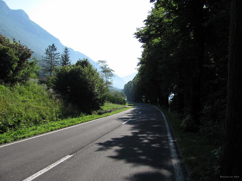 Slika_05.jpg - Torek. Isostar je v plastenkah, sendviči pripravljeni, nad čokolado pa Jure ni bil najbolj navdušen, je pa prišla še kako prav. Za ogrevanje najprej ležerno bicilkiranje skozi drevored.