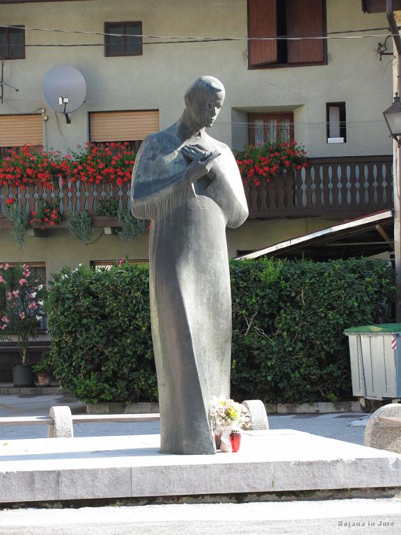 Slika_08.jpg - Sredi Kobarida stoji kip Simonu Gregorčiču. Se še spomnite, ko se je bilo treba njegovo 'Soči' učit na pamet? Krasna si bistra hči  planin...