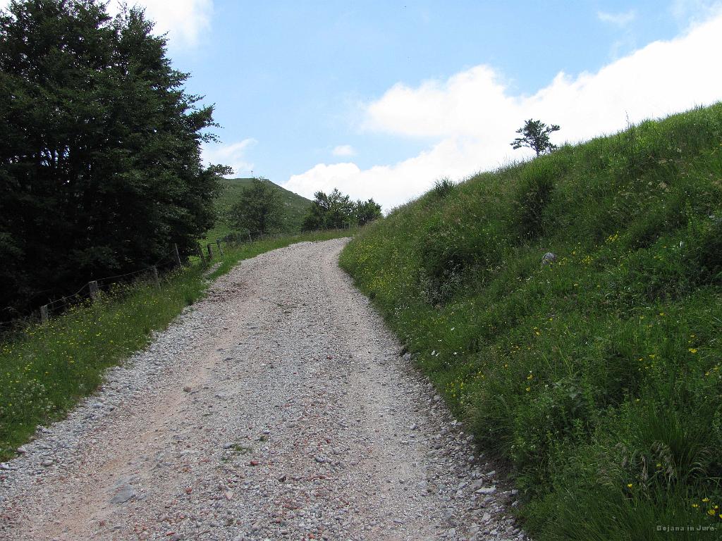 Slika_23.jpg - Po večih postankih in umikanjih kombijem, ki so sem pripeljali padalce, sva le prišla nad gozdno mejo in zagledala napis...