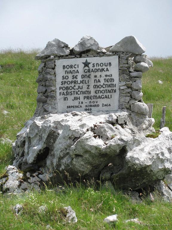 Slika_25.jpg - Brez spomenikov človeški neumnosti v teh koncih pač ne gre.  Pa še vedno se nismo ničesar naučili in gonijo/mo vojne in trpljenje.