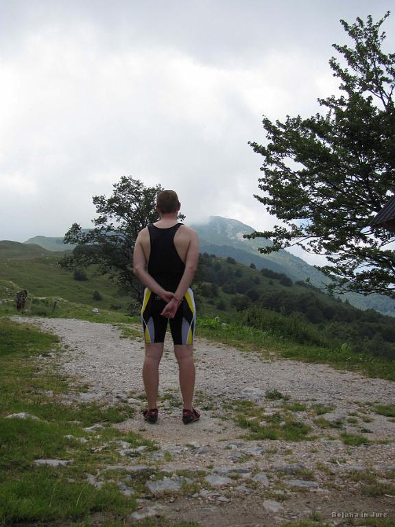 Slika_33.jpg - Moj planer proučuje oblake, ki so se začeli zbirati, a naju niso motili. Kvečjemu prav so prišli, da so v vročini skrivali sonce. Vseeno pa ne pozabit na eno zadevo: čeprav je oblačno, se je treba MAZAT!