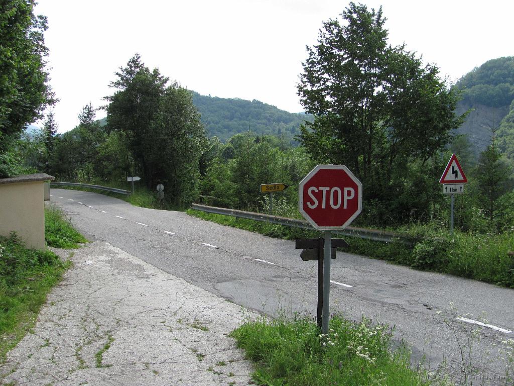 Slika_42.jpg - Uff, končno. Tako kot vzpon nikakor ni hotel popustiti, tako je bil spust vseskozi napet. Zdaj pa kratko razgibavanje pretresenih okončin do Breginja.