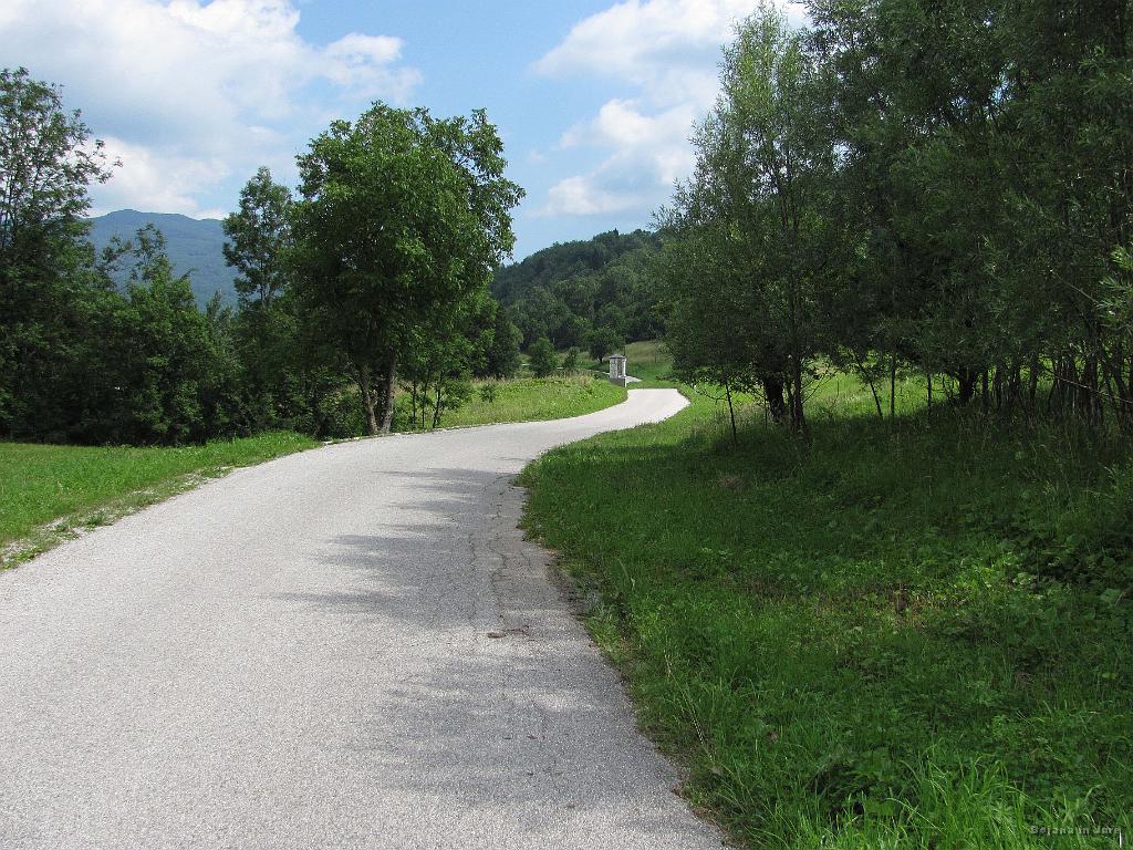 Slika_46.jpg - Gremo naprej! Sledimo modrim tablam z znakom kolesa. Hmm, da naju ne bo navdušenje prekmalu minilo.