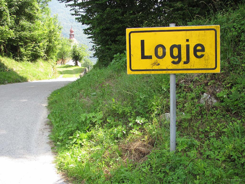 Slika_47.jpg - Vasica Logje. Res skrita, vodi pa strmo navzdol do struge reke Nadiže.