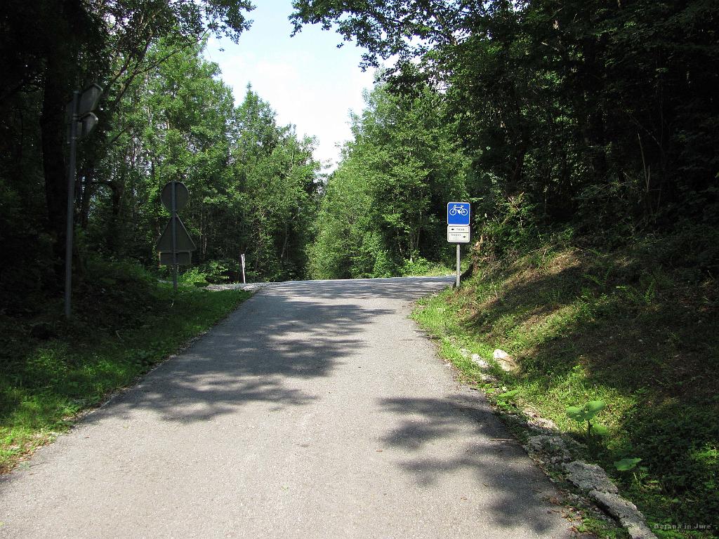 Slika_50.jpg - In strmem spustu sledi strm vzpon. Koliko šeeeee. Nasmeh se vrne, ko ponovno zagledava modro tablo - znak, da sva na pravi poti.