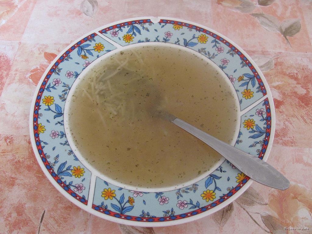 Slika_60.jpg - Mmm, ta prava domača 'župca', točno to, kar potrebujeva. Odveč je beseda, da sva potem, ko smo se vrnili iz kampa, kamor smo šli na pijačo, zaspala v trenutku.