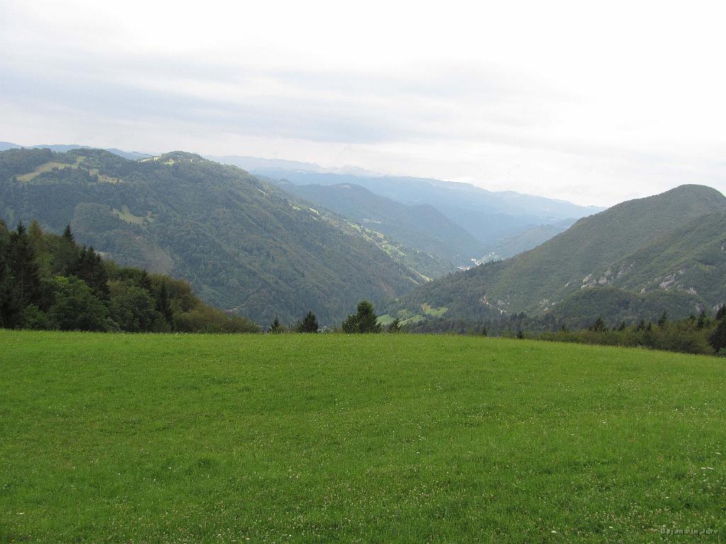 Slika_06.jpg - Nekaj zavojev pod Tuškovim gričem se nama je odprl lep pogled v dolino.