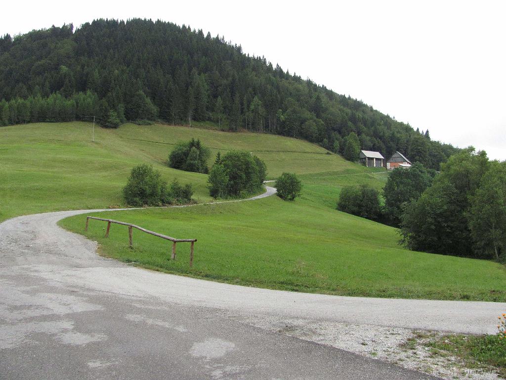 Slika_12.jpg - Na tem mestu je parkirišče za na Porezen s te smeri. Takoj za kmetijo gremo v gozd, kjer se gozdna cesta počasi postavlja navkreber.