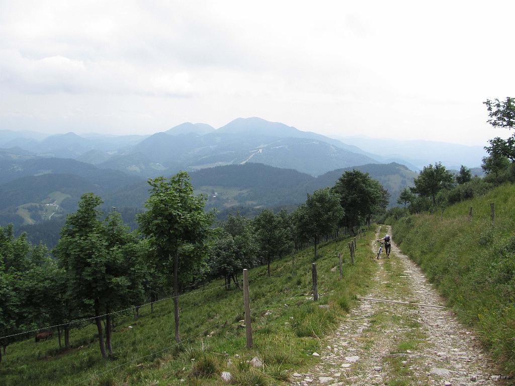 Slika_23.jpg - Tu klanec popusti, vendar pa je kot v kamnolomu. Bojana je skoraj do vrha bicikl porivala, jaz pa sem vseeno od tu naprej vrtel pedala. Priznam, prav o vrha ne.