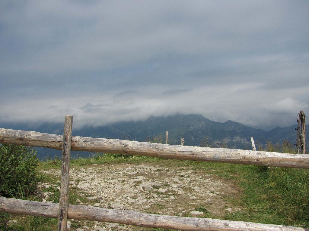 Slika_24.jpg - Stik kolesarske in smučarske poti :) Pogled proti Črni prsti.