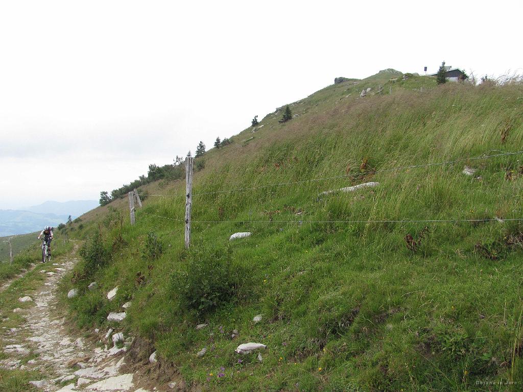 Slika_26.jpg - No, tudi Bojana je še delček poti vrtela pedala. Na desni že vidna koča. Ker pa prav na vrhu Porezna z bicikli še nisva bila, sva šla prav na vrh. En del se je že dalo vrteti padala, en del pa ne.