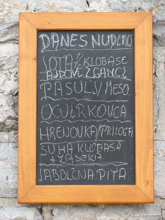 Slika_35.jpg - Super hrana, velike porcije, pestra izbira, ugodne cene. 2x pasulj, 1x klobasa, kruh, pivo = 14,40 EUR. Vabljeni.