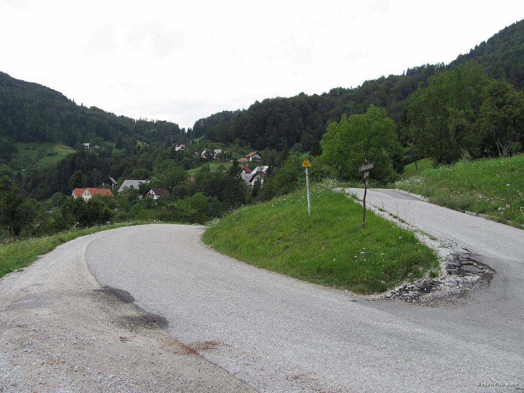 Slika_53.jpg - Vas Jesenica in najnižji del gozda v ozadju Vrh Ravni.