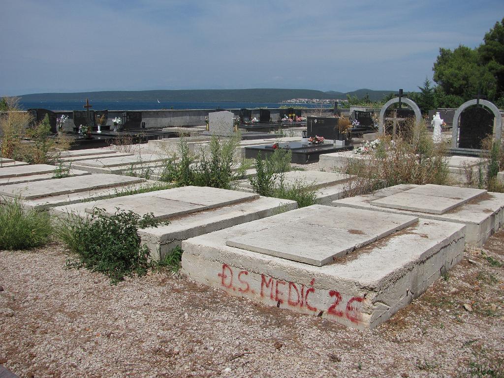 Slika_32.jpg - Britof je dvignjen nad morjem, pa vendar so vsi grobovi betonirani.