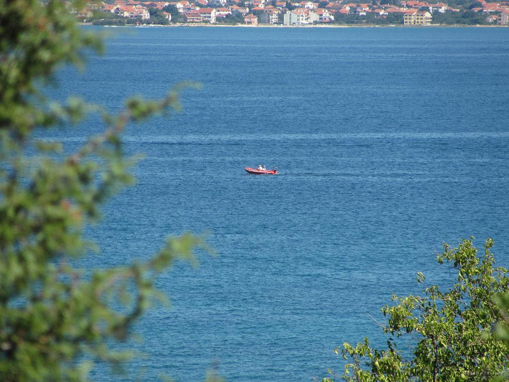 Slika_03.jpg - Spremljevalna ekipa v čolnu.