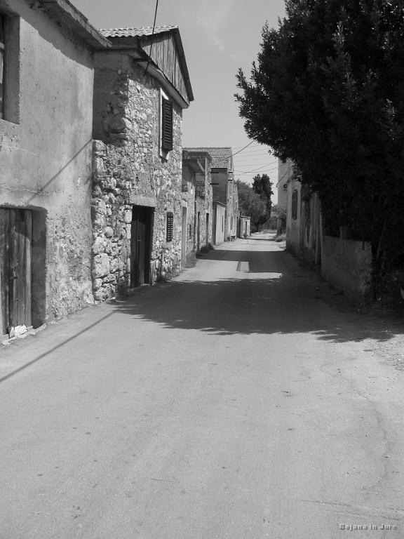 Slika_19.jpg - Prazne, skoraj zapuščene ulice kraja na Pašmanu.