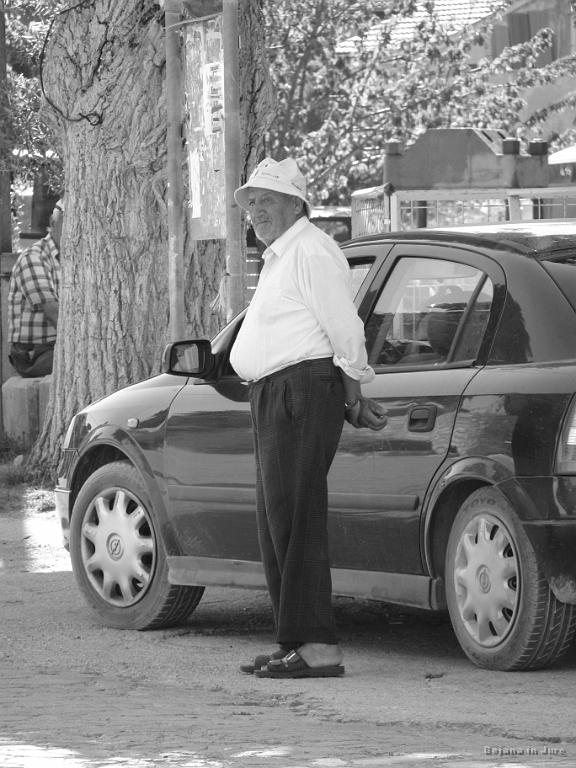 Slika_26.jpg - Starec in avto.