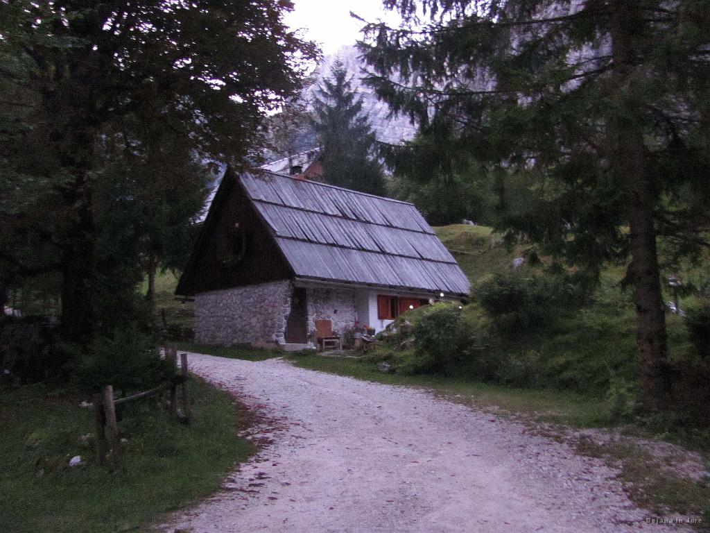 Slika_010.jpg - Dan se hitro dvigne in pokažejo se lepote Zadnjiške doline.