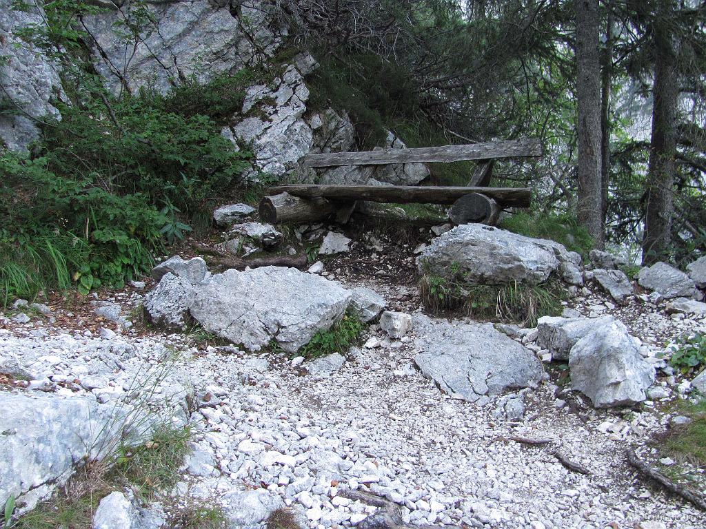 Slika_017.jpg - Klopca ob poti.