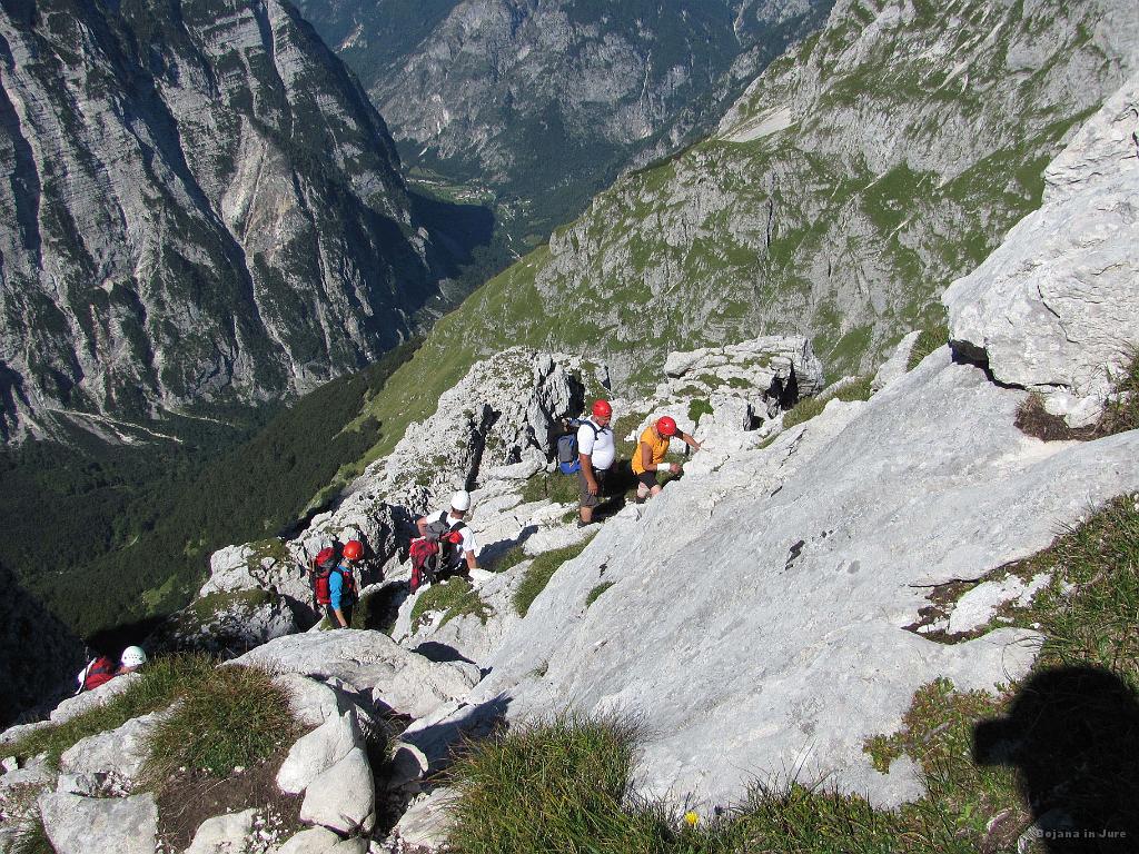 Slika_042.jpg - Na poti srečava skupino, ki je na vzponu imela nesrečo. Gospa je zdrsnila in si poškodovala zapestje, kolena in gleženj. Upam, da jim je uspelo priti do Doliča in nato nazaj v Vrata.