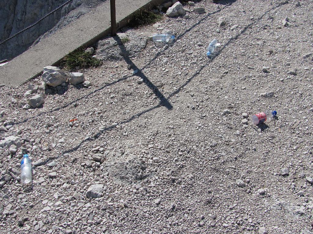 Slika_088.jpg - ...smeti. Tistim, ki puščajo plastenke kar tako, bi jaz prepovedal dihati.