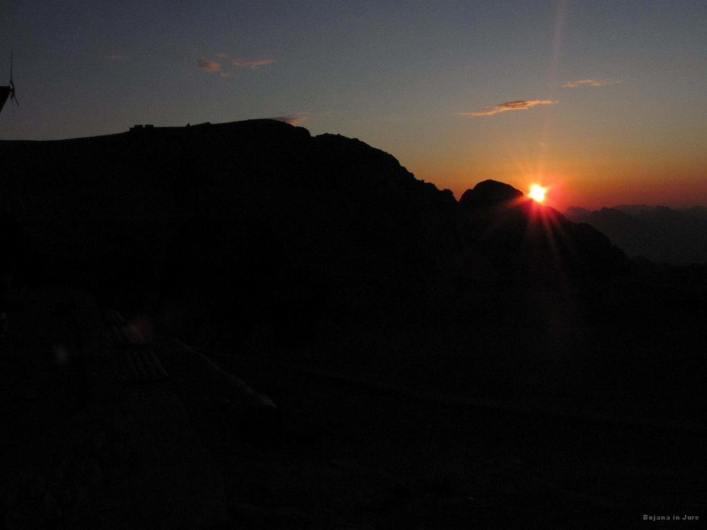 Slika_095.jpg - Drugi dan. Sonce se ravno dviga iznad špičk.