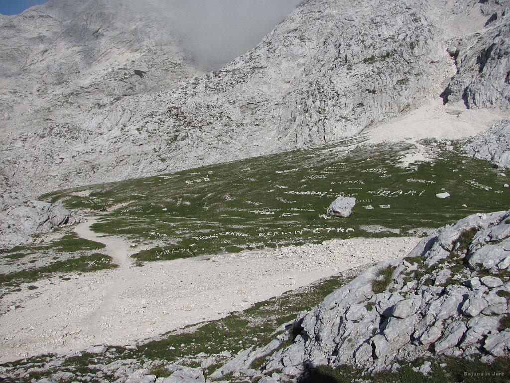 Slika_111.jpg - Eni imajo pa res veliko časa. Sva razmišljala, vendar bi rabila preveč kamenja.